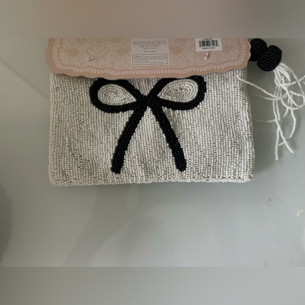 beaded Black and white bow zipper pouch - Picture 3 of 3